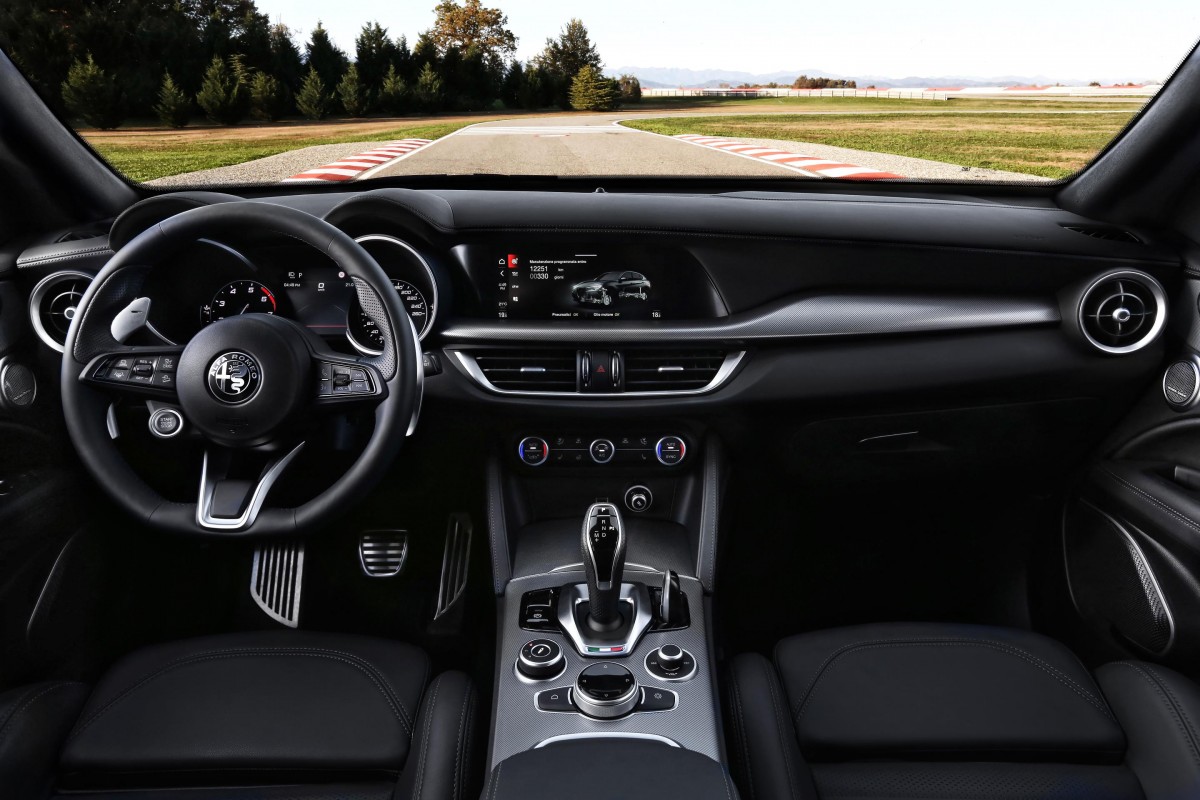 Alfa Romeo Giulia Interior | CarMoney.co.uk