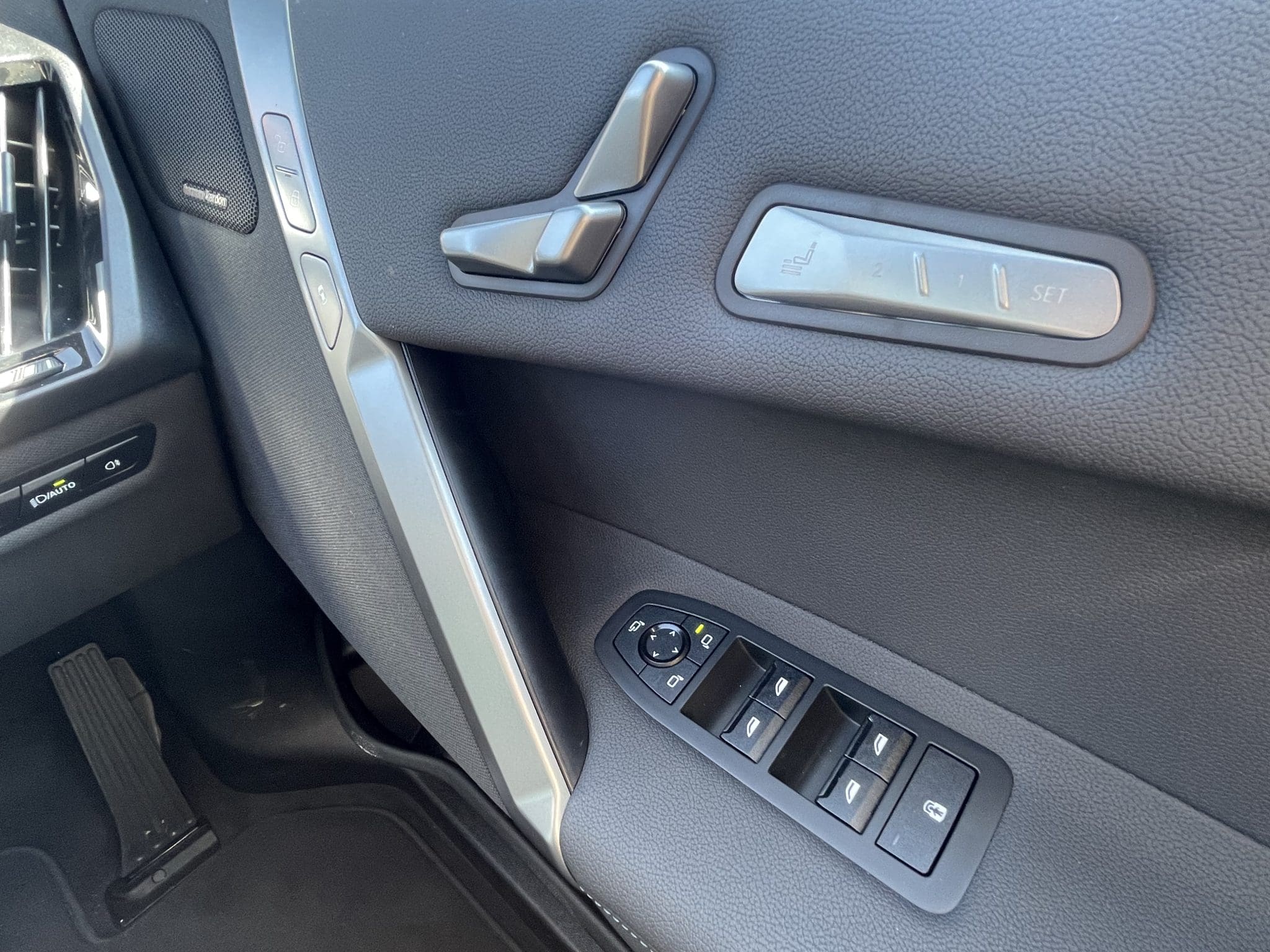 hidden door handle - BMW iX 